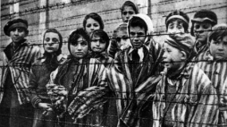 Grupa dzieci-więźniów Auschwitz. Fot. PAP