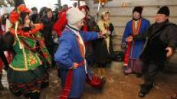 Zabawa z okazji Małanki we wsi Pirogowo koło Kijowa. Fot. PAP/EPA