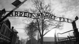 Brama KL Auschwitz. Fot. PAP/A. Grygiel