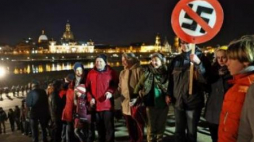 Drezno - ok. 11 tys. osób utworzyło wokół starego miasta łańcuch ludzki, protestując przeciwko neonazistom. Fot. PAP/EPA
