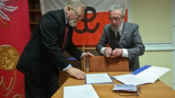Reprezentujący Grupy Oporu "Solidarni" Bolesław Jabłoński (P) i dyrektor AAN dr Tadeusz Krawczak. Fot. PAP/T. Guz