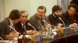 Okrągły Stół. Od lewej: J. Merkel, T. Mazowiecki, L. Wałęsa, W. Frasyniuk i Z. Bujak. Fot. PAP/J. Bogacz 