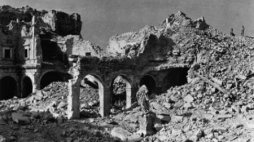 Ruiny zbombardowanego przez aliantów klasztoru na Monte Cassino. Fot. PAP/CAF