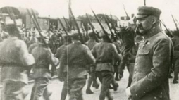Defilada oddziałów wyruszających na front przed Naczelnym Wodzem Józefem Piłsudskim. 04.1920.W
