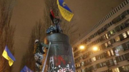 Cokół po obalonym pomniku Lenina w centrum Kijowa. Fot. PAP/EPA