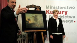 Min. Bogdan Zdrojewski przekazał obraz dyrektor Muzeum Narodowego w Warszawie Agnieszce Morawińska. Fot. PAP/T. Gzell