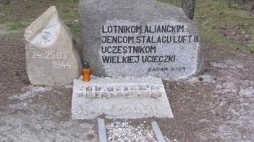 Pamiątkowy kamień przy wyjściu z tunelu, którym uciekli jeńcy. Fot. wikipedia/vorwerk
