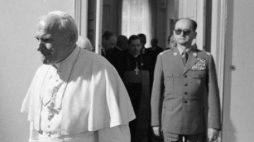 Papież Jan Paweł II wychodzi ze spotkania z gen. Wojciech Jaruzelskim w Belwederze. 1983.06.17. Fot. PAP/CAF/M. Langda
