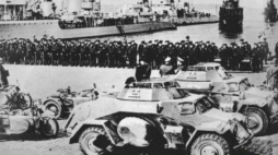 Niemcy podczas zajęcia Kłajpedy. Na nabrzeżu portowym marynarze, motocykle i samochody pancerne. 23.03.1939. Fot. NAC