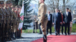 Prezydent Bronisław Komorowski i prezydent Węgier Janos Ader podczas powitania w Pałacu Sandora. Fot. PAP/J. Turczyk