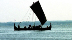 Łódz Wikingów "Jamsborg", wykonana w warsztacie szkutniczym inż. Aleksandra Celarka. Fot. PAP/S. Kraszewski