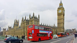 Londyn - widok na parlament i most westminsterski. Fot. PAP/J. Ochoński