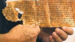Fragment zwojów odnalezionych w Qumran. Źródło: AFP fot. Menahem Kahana 