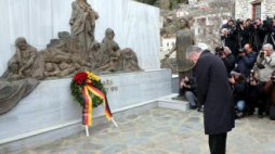 Joachim Gacuk pod pomnikiem pomordowanych Greków. Fot. PAP/EPA