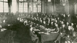 Podpisanie traktatu preliminarnego między Polską a Rosją bolszewicką w pałacu Czarnogłowców w Rydze.12.10.1920. Fot. CAW