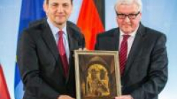 Ministrowie Frank-Walter Steinmeier i Radosław Sikorski prezentują obraz F. Guardiego „Schody pałacowe”. Fot. PAP/EPA 
