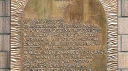 Pamiątkowa tablica w miejscu, gdzie znajdował się bunkier "Krysia". Fot. Wikimedia Commons