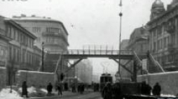Most nad ul. Chłodną łączący dwie części getta. 1942 r. Fot. NAC 