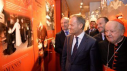 Kardynał Stanisław Dziwisz, minister Bogdan Zdrojewski i premier Donald Tusk na otwarciu muzeum. Fot. PAP/J. Bednarczyk