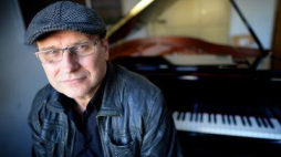Muzyk jazzowy Włodek Pawlik, otrzymał prestiżową nagrodę Grammy za płytę "Night in Calisia". Fot. PAP/J. Turczyk