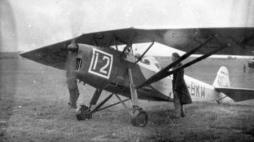 Załoga samolotu typu RWD-8. Zawody lotnicze w Czyżynach, 1938 r. Fot. NAC
