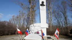 Uroczystości przed pomnikiem gen. Iwana Czerniachowskiego w Pieniężnie zorganizowane przez Rosjan. Fot. PAP/T. Waszczuk