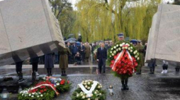 Premier Donald Tusk podczas uroczystości na Cmentarzu Wojskowym na warszawskich Powązkach. PAP/R. Pietruszka 