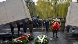 Premier Donald Tusk podczas uroczystości na Cmentarzu Wojskowym na warszawskich Powązkach. PAP/R. Pietruszka