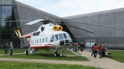 Odnowiony śmigłowiec Mi-8, który służył Janowi Pawłowi II podczas wizyt w Polsce. Fot. PAP/S. Rozpędzik