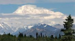 Alaska - widok na najwyższy szczyt Ameryki Północnej - McKinley (nazwa indiańska Denali). Fot. PAP/EPA
