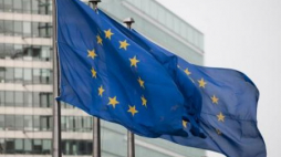 Flagi UE  przed budynkiem Rady Europejskiej w Brukseli. Fot. PAP/W. Dąbkowski