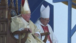 Papież Jan Paweł II przewodniczy mszy św. na pl. Sapera nad rzeką Ełk. 08.06.1999. Fot. PAP/P. Gęsicki