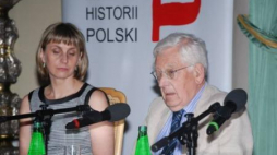 Redaktor publikacji "Węzły pamięci" Anna Machcewicz i pomysłodawca projektu prof. Zdzisław Najder. Źródło: MHP
