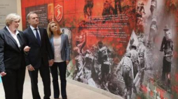 Premier Donald Tusk podczas zwiedzania muzeum pamięci 2. Korpusu Polskiego. Fot. PAP/L. Szymański