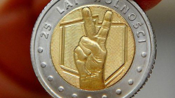 Pierwsza okolicznościowa pięciozłotowa moneta w standardzie obiegowym – "25 lat wolności". Fot. PAP/M. Bielecki