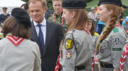 Donald Tusk podczas wizyty w obozie harcerskim znajdującym się na Monte Cassino. Fot. PAP/R. Pietruszka