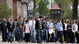 Nauczyciele i uczniowie w Marszu Milczenia  na terenie b. niemieckiego obozu Auschwitz. Fot. PAP/A. Grygiel 