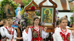 Procesja eucharystyczna podczas uroczystości Bożego Ciała w Chochołowie. Fot. PAP/G. Momot