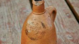 Około 200-letnia zalakowana butelka, wydobyta z wraku żaglowca w Zatoce Gdańskiej. Fot. PAP/A. Warżawa