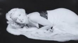 Marilyn Monroe leżąca na białym futrze. Fot. Milton H. Greene, kolekcja FOZZ, fot. arch. DESA Unicum