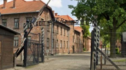 Brama z napisem „Arbeit macht frei” wiodąca do KL Auschwitz. Fot. PAP/J. Ochoński 