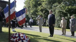 Francois Hollande przy pomniku cywilnych ofiar bitwy o Normandię w Caen. Fot. PAP/EPA