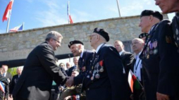 Prezydent Komorowski wita się na terenie Memoriału Montormel z kombatantami. Fot. PAP/J. Turczyk