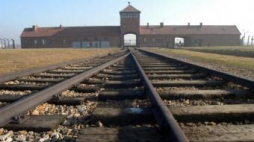 Tory kolejowe wiodące do b. niemieckiego obozu KL Auschwitz. Fot. PAP/J. Bednarczyk