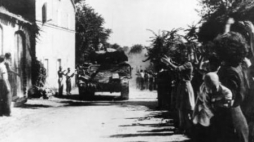 Mieszkańcy Agugliano witają wkraczające do miasta czołgi II Korpusu Polskiego. Fot. NAC