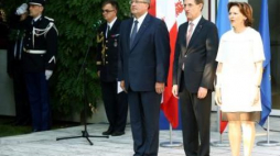 Prezydent z ambasadorem Francji i jego małżonką. Fot. PAP/T. Gzell