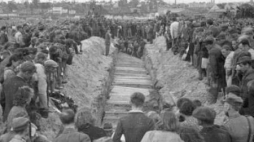 Pogrzeb ofiar pogromu kieleckiego. Fot. PAP/CAF/J. Baranowski