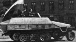 Zdobyty przez powstańców warszawskich niemiecki transporter opancerzony, zwany później „Szarym Wilkiem”. Fot. PAP/CAF