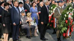 Uroczystości 68. rocznicy wybuchu powstania warszawskiego przed pomnikiem Gloria Victis na Powązkach. Fot. PAP/R. Guz