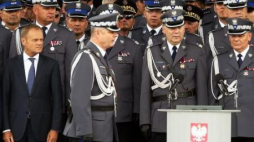 Premier D. Tusk i Komendant Główny Policji M. Działoszyński (C) podczas obchodów Święta Policji. Fot. PAP/T. Gzell 